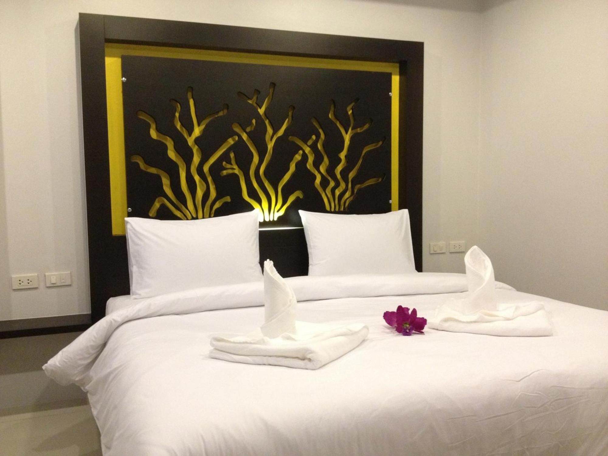 The Silk Hill Hotel Patong Extérieur photo