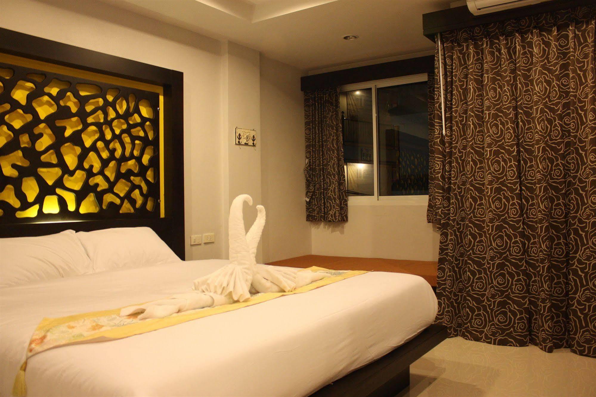The Silk Hill Hotel Patong Extérieur photo