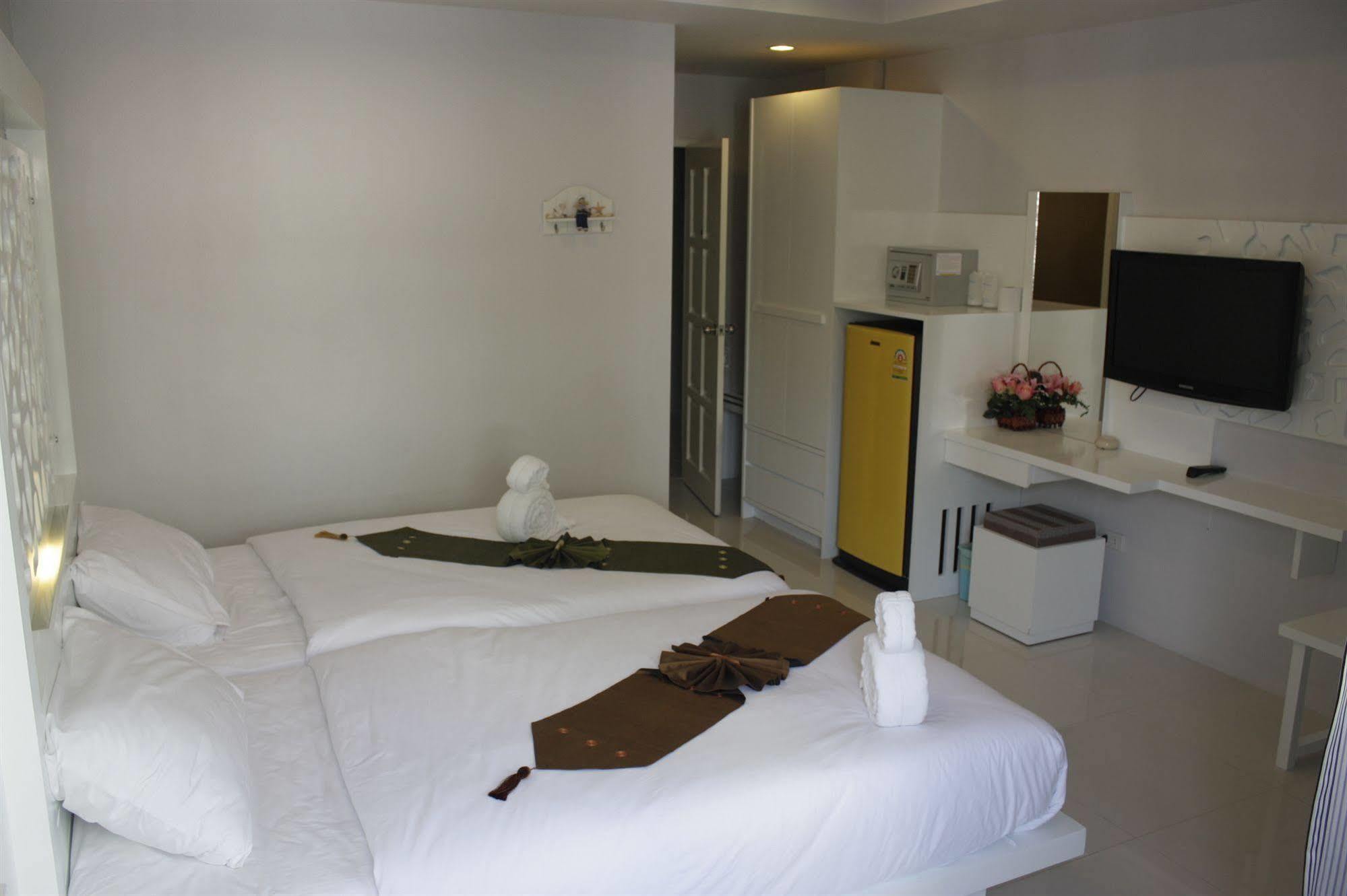 The Silk Hill Hotel Patong Extérieur photo