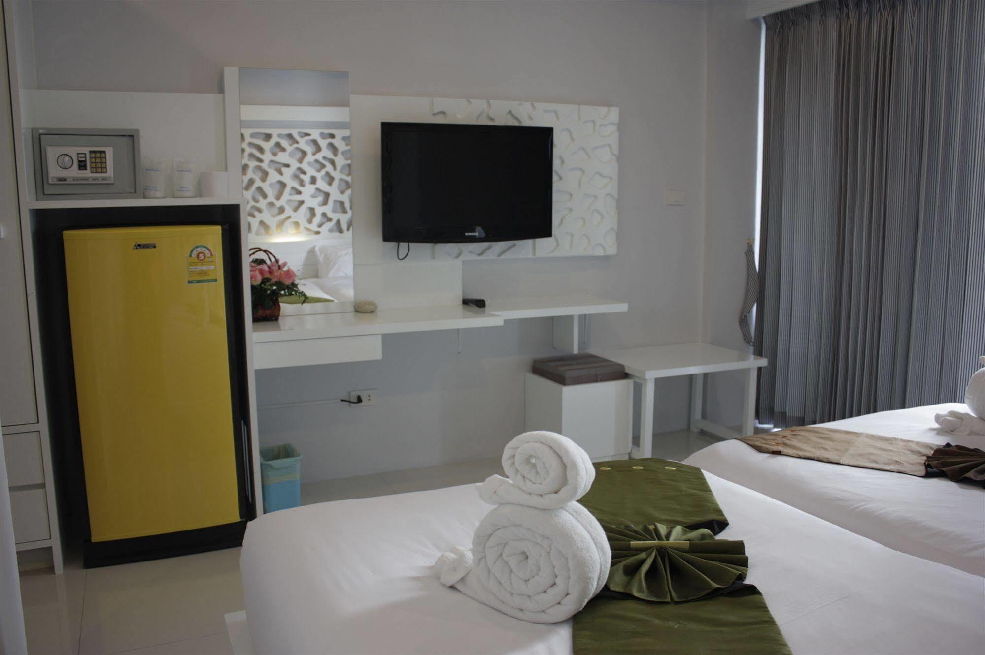 The Silk Hill Hotel Patong Extérieur photo