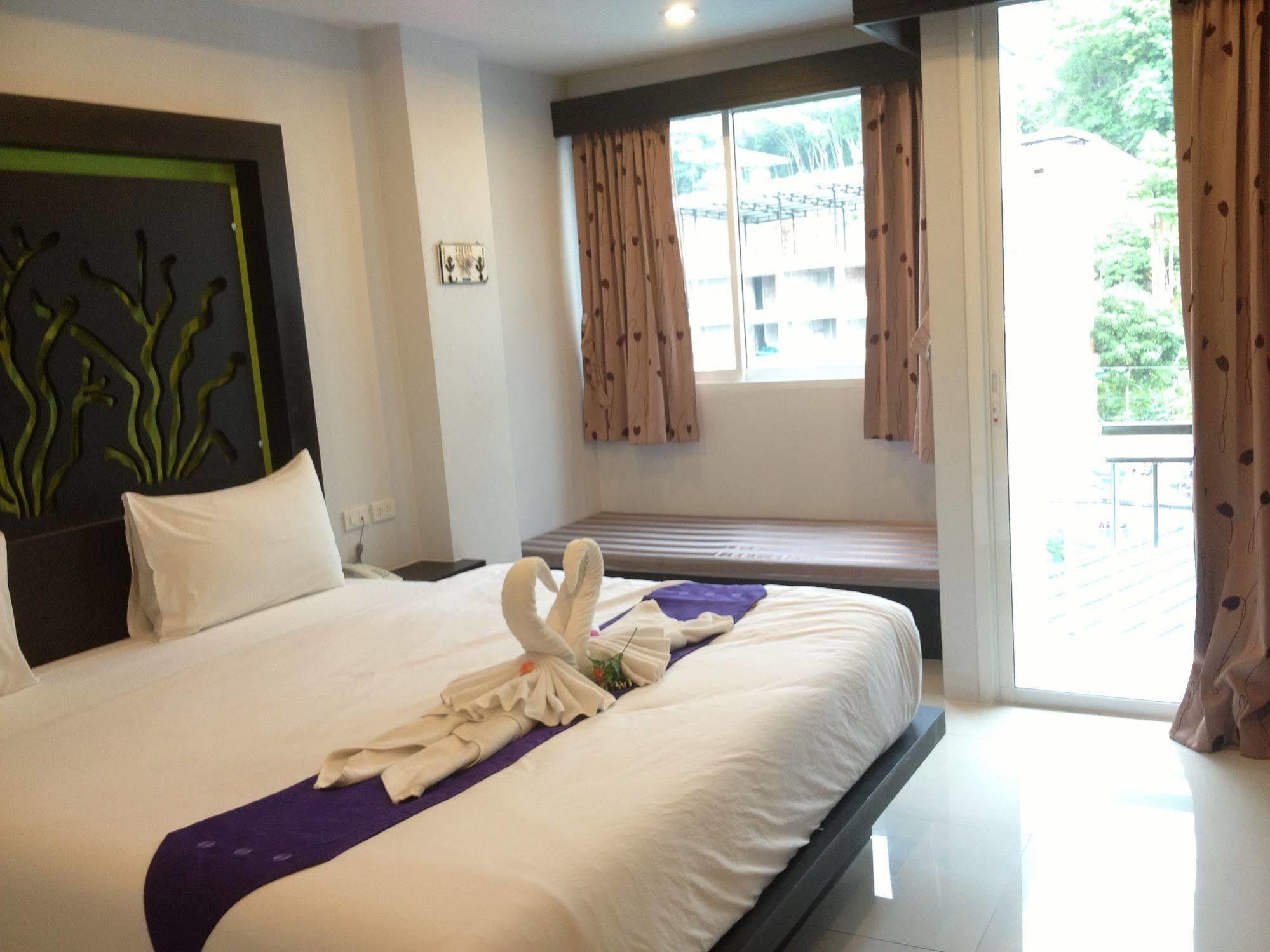 The Silk Hill Hotel Patong Extérieur photo